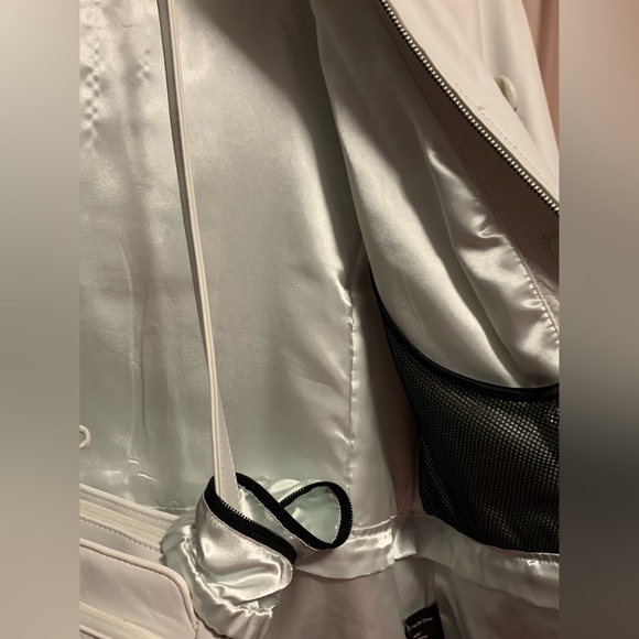 The perfect ‘winter white’ leather coat and purse ensemble ❄️ - Picture 4 of 12